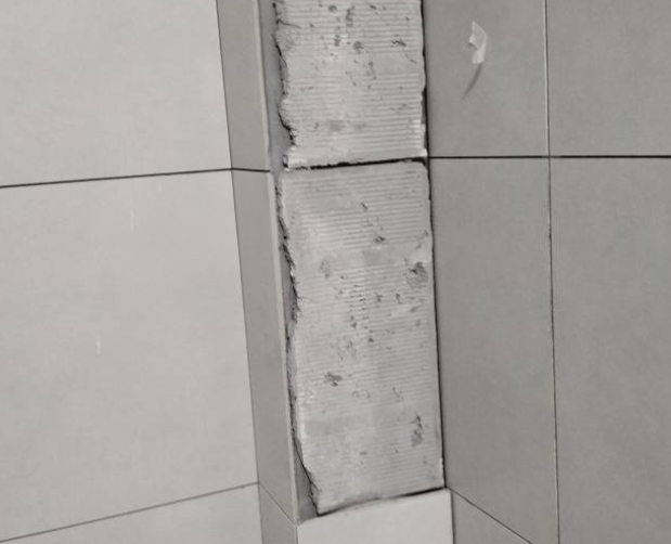 甘肃瓷砖空鼓维修公司分享下瓷砖施工前基层浇水润湿程度不足，可能导致以下问题